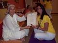 Recibiendo el Diploma de TTC con Kanti Devi